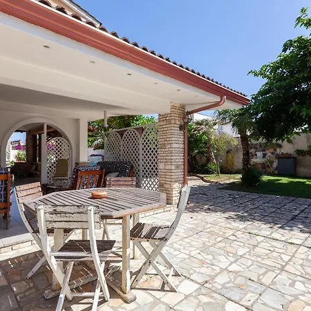 Erika With Private Pool And Garden - Happy Villa *